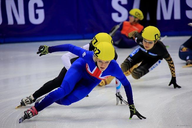 Também conhecida apenas como Short Track, na patinação de velocidade em pista curta os atletas não competem contra o relógio, mas sim uns contra os outros / Foto: Divulgação Sochi 2014